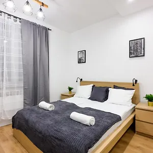 Cracow Rent - Spacious For 2-7 People In Quiet Area - Kolberga Street Nr 3 - 10 Min To Main Square By Foot Apartahotel